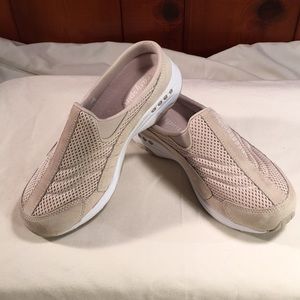 Women’s Easy Spirit clogs. Size 6 1/2. Gray/tan.